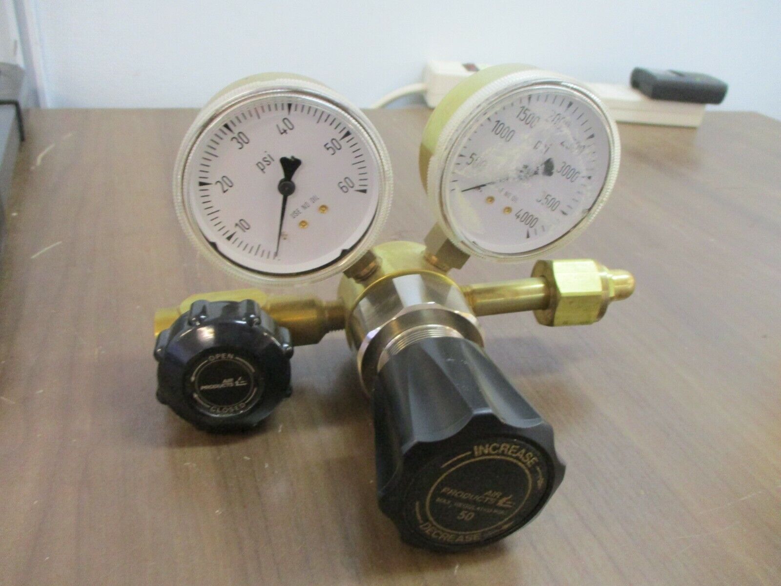 Air Products Regulator E11-7-N145B Inlet: 3000PSI Outlet: 50PSI Used