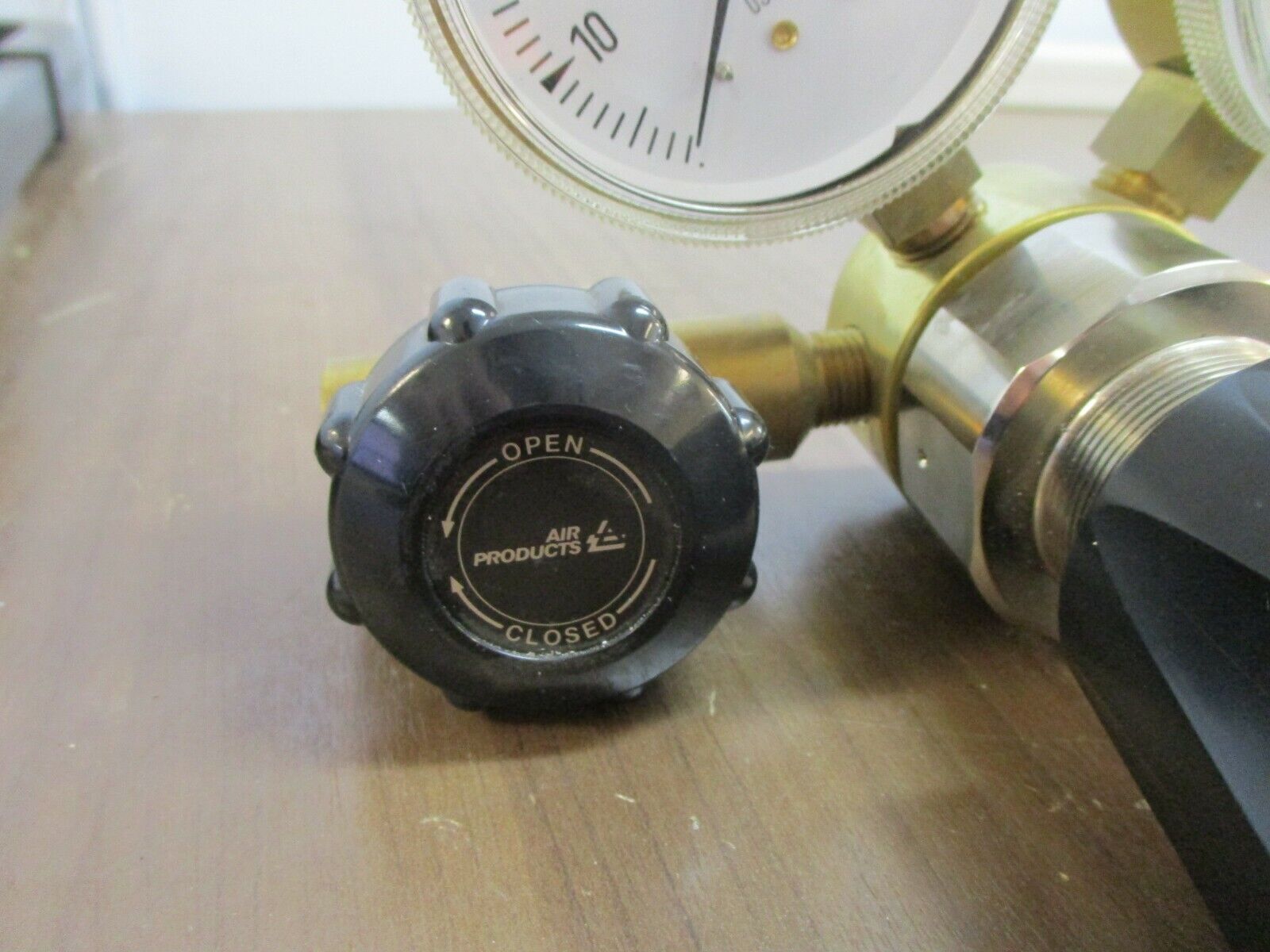 Air Products Regulator E11-7-N145B Inlet: 3000PSI Outlet: 50PSI Used