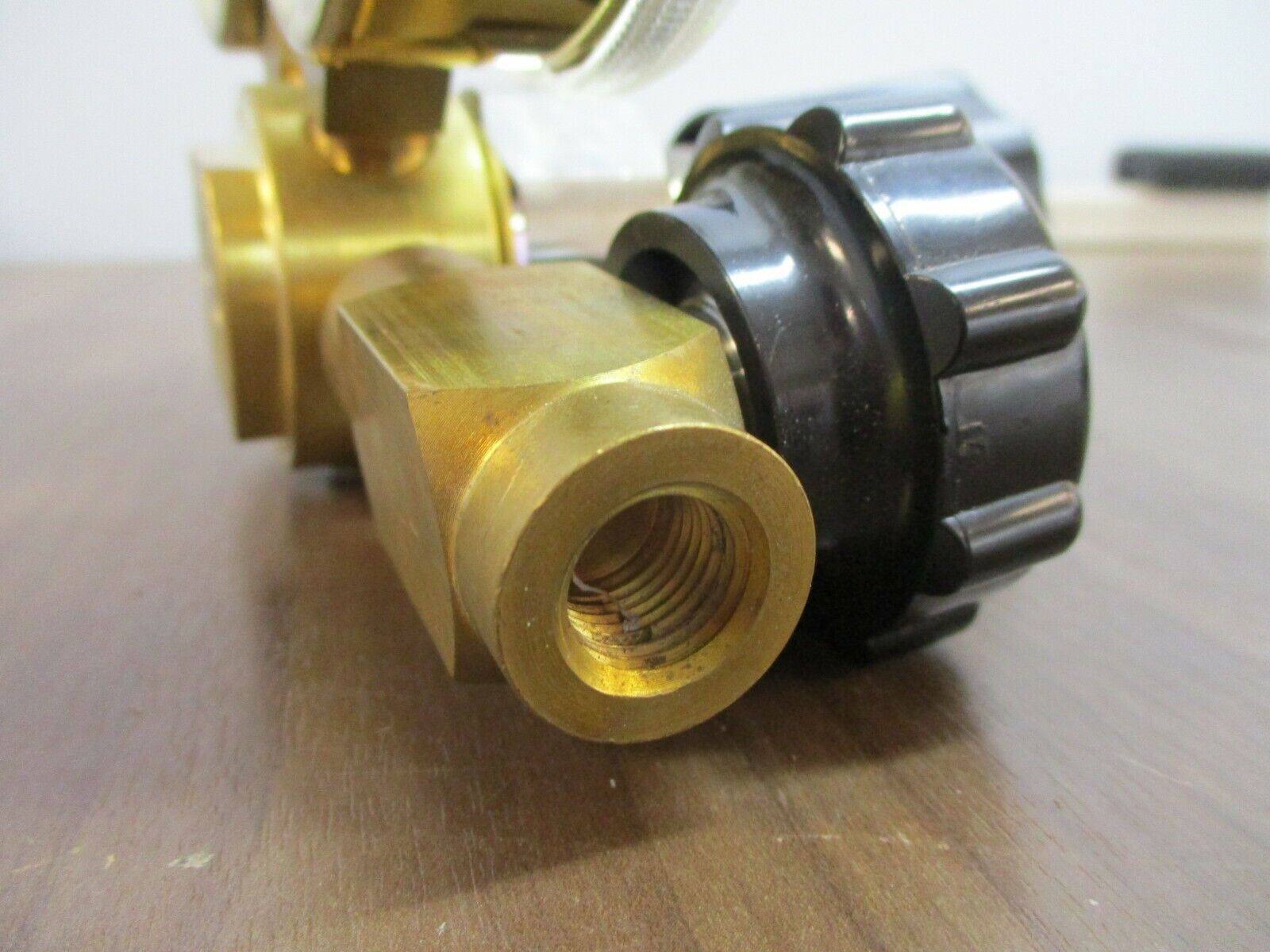 Air Products Regulator E11-7-N145B Inlet: 3000PSI Outlet: 50PSI Used