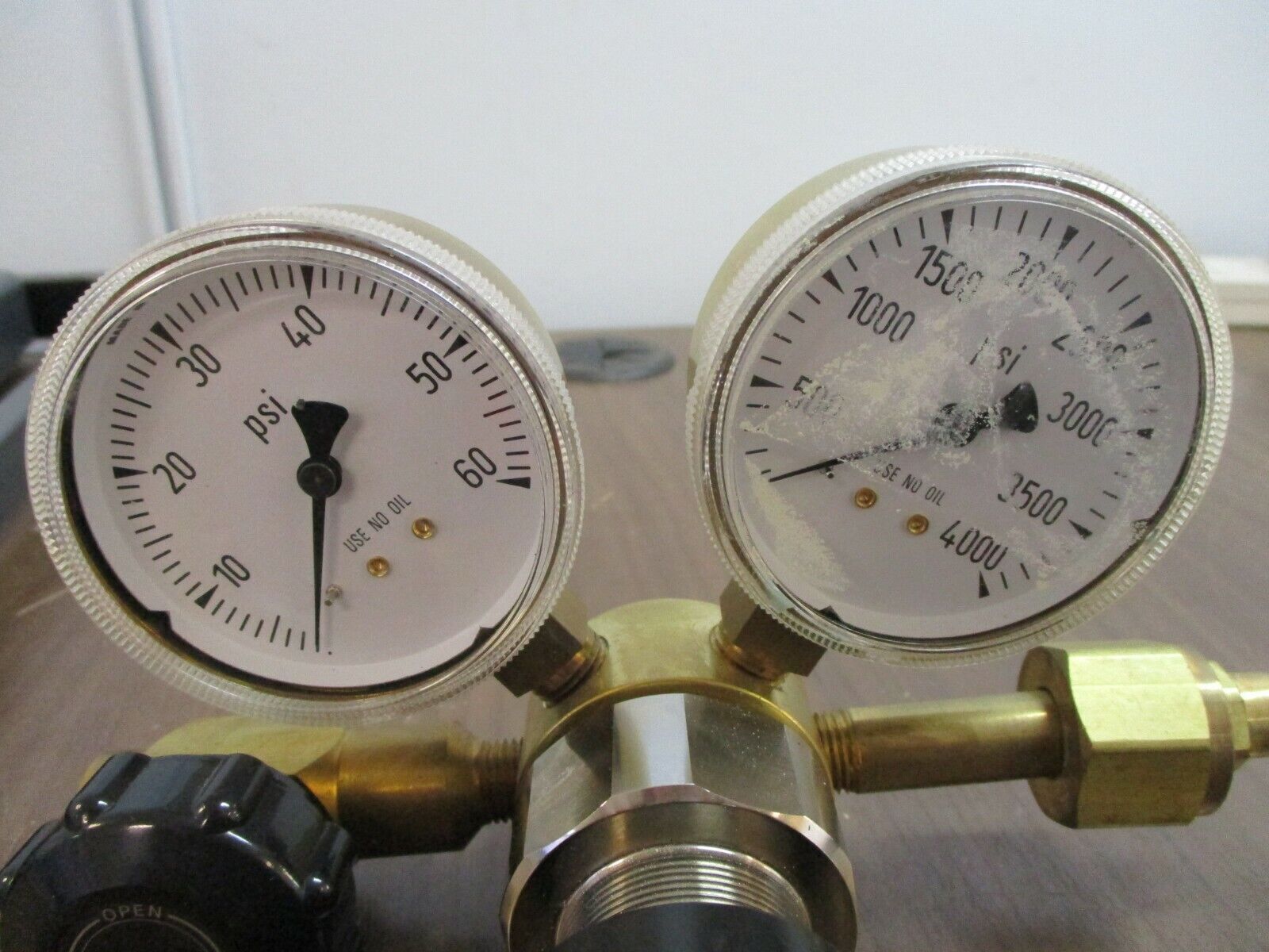 Air Products Regulator E11-7-N145B Inlet: 3000PSI Outlet: 50PSI Used