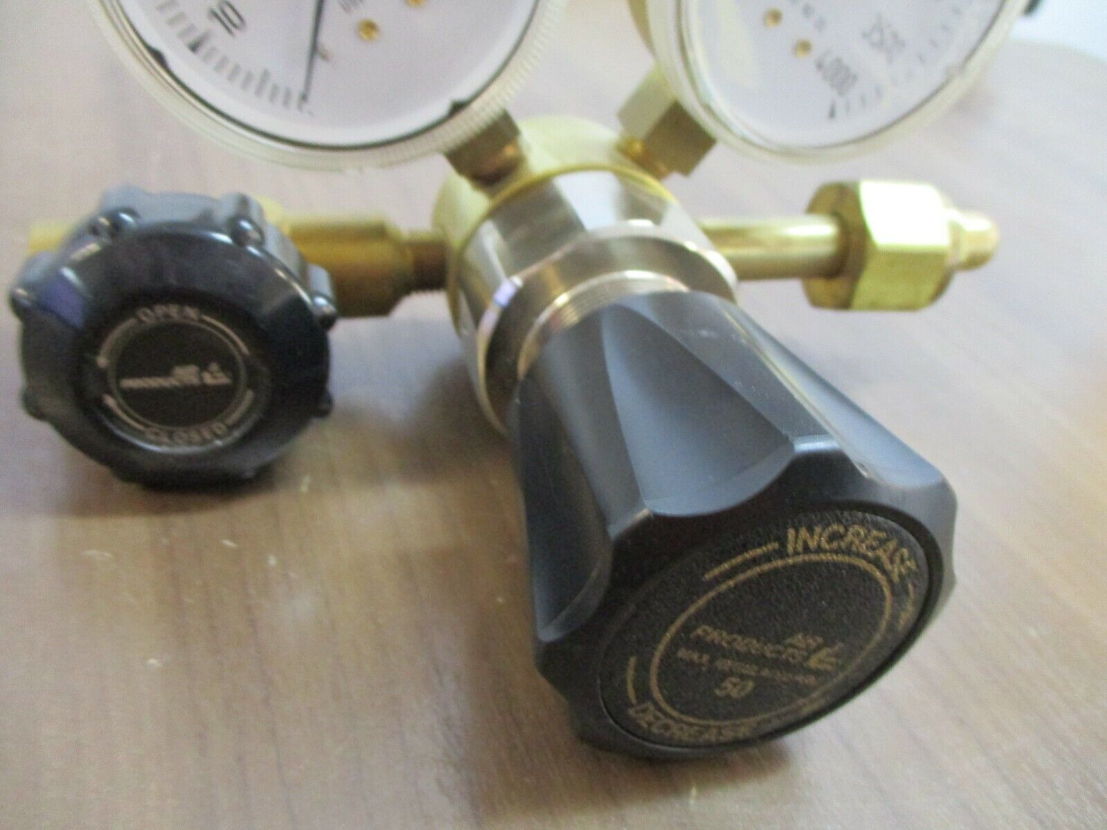 Air Products Regulator E11-7-N145B Inlet: 3000PSI Outlet: 50PSI Used