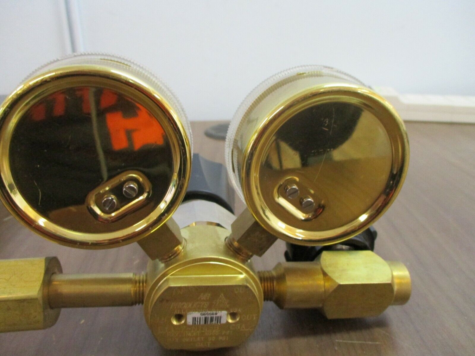 Air Products Regulator E11-7-N145B Inlet: 3000PSI Outlet: 50PSI Used