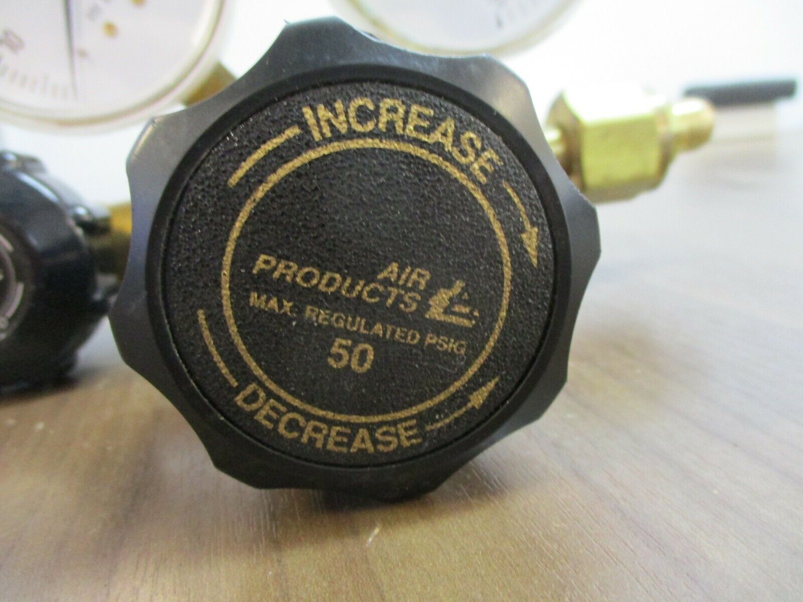 Air Products Regulator E11-7-N145B Inlet: 3000PSI Outlet: 50PSI Used