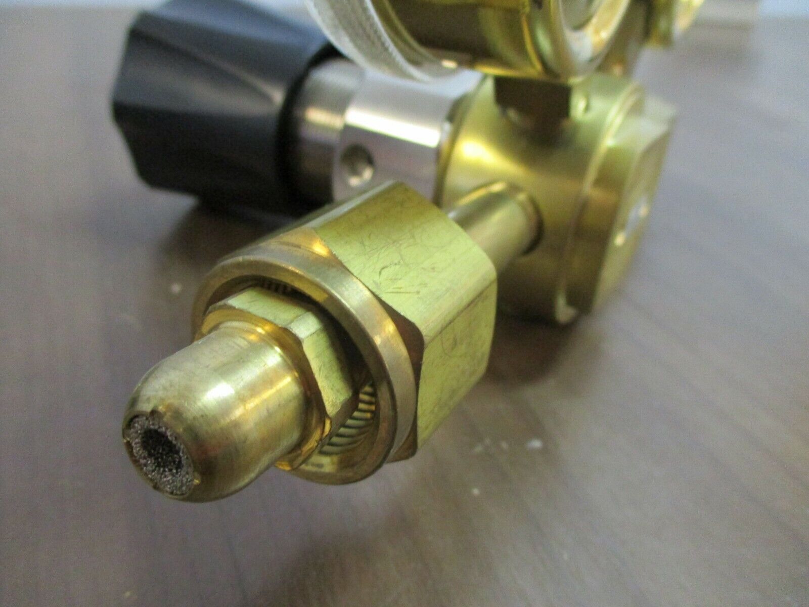 Air Products Regulator E11-7-N145B Inlet: 3000PSI Outlet: 50PSI Used