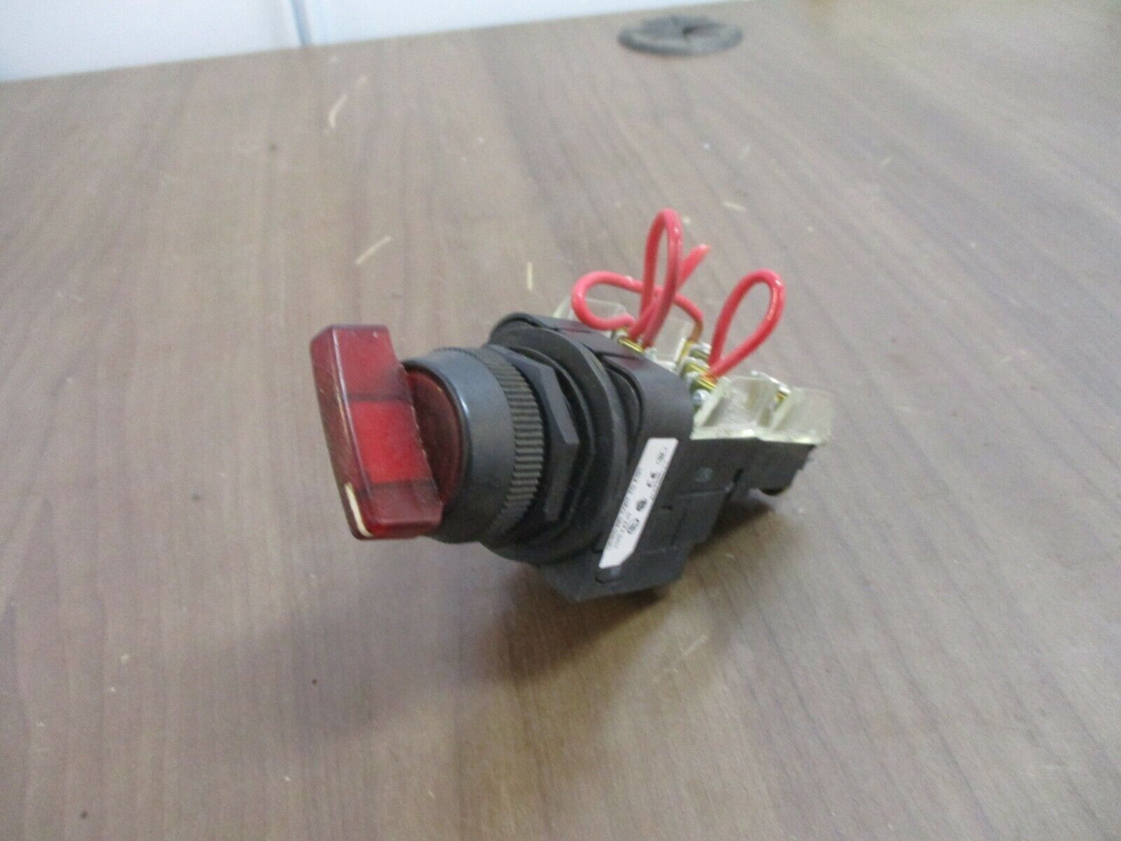 Allen-Bradley Illuminated Selector Switch 800H-16HRR17KB6AX Ser. F 120V 50/60Hz