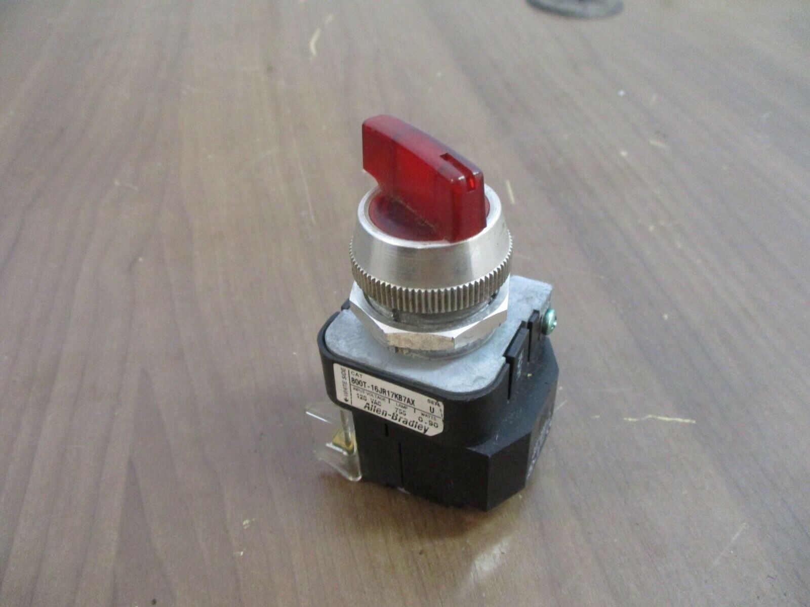 Allen-Bradley Illuminated Selector Switch 800T-16JR17KB7AX Ser. U 120V 0.90W Red