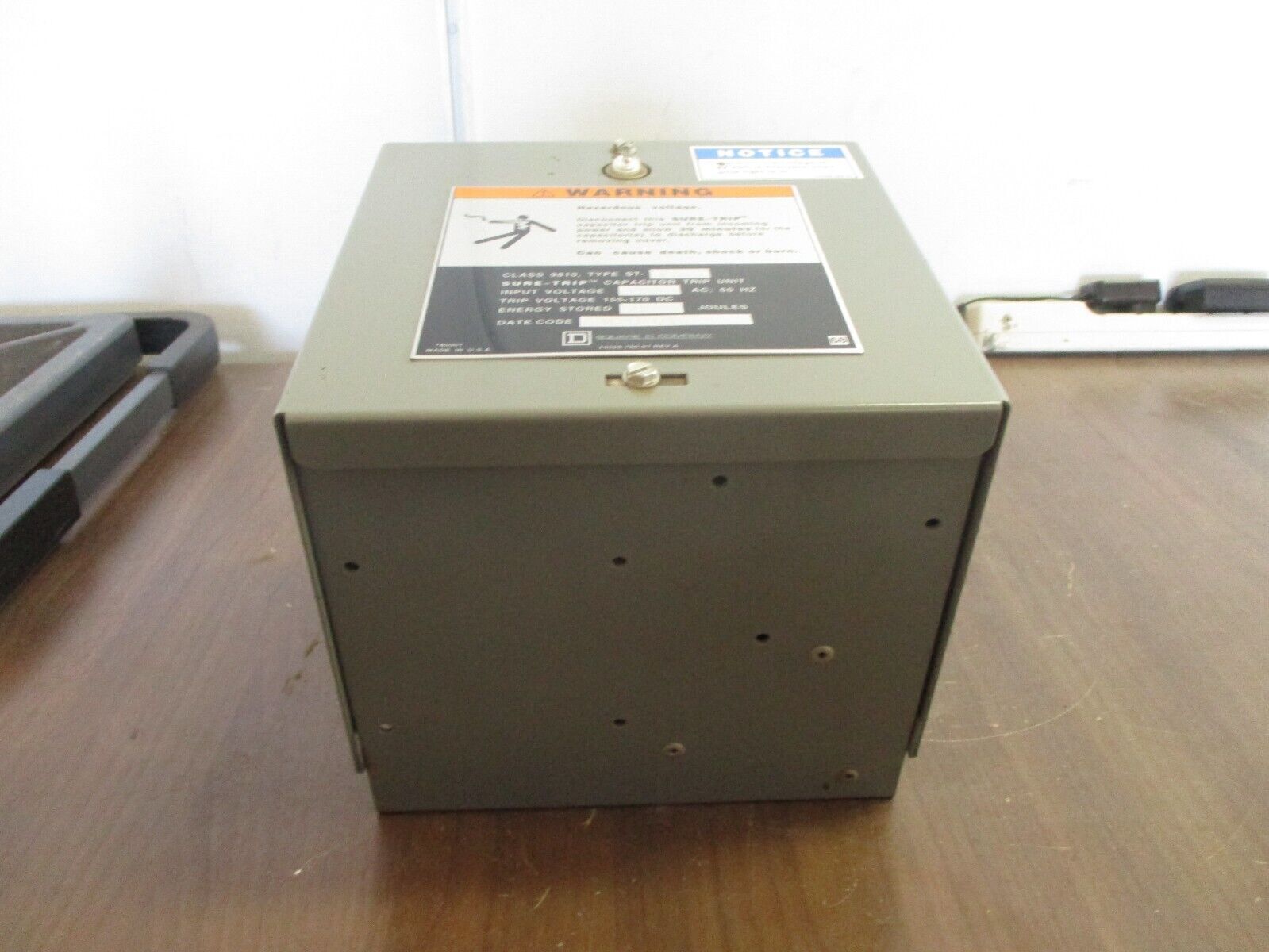 Square D Sure-Trip Capacitor Trip Unit 9810 ST-520 Input: 120VAC 60Hz 22 joules