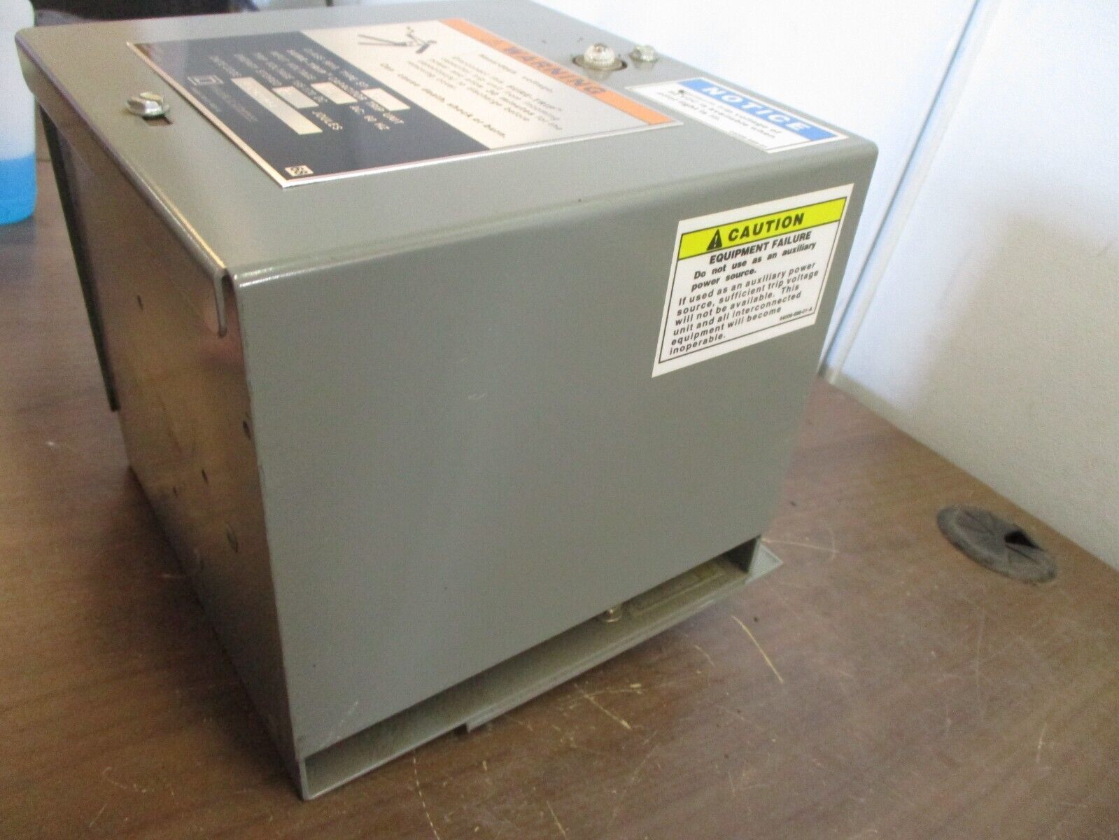 Square D Sure-Trip Capacitor Trip Unit 9810 ST-520 Input: 120VAC 60Hz 22 joules