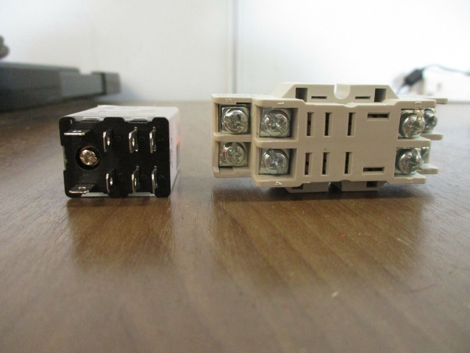 Square D Relay 8501RSD42P14V53 Ser. D 24VDC w/ Base Used