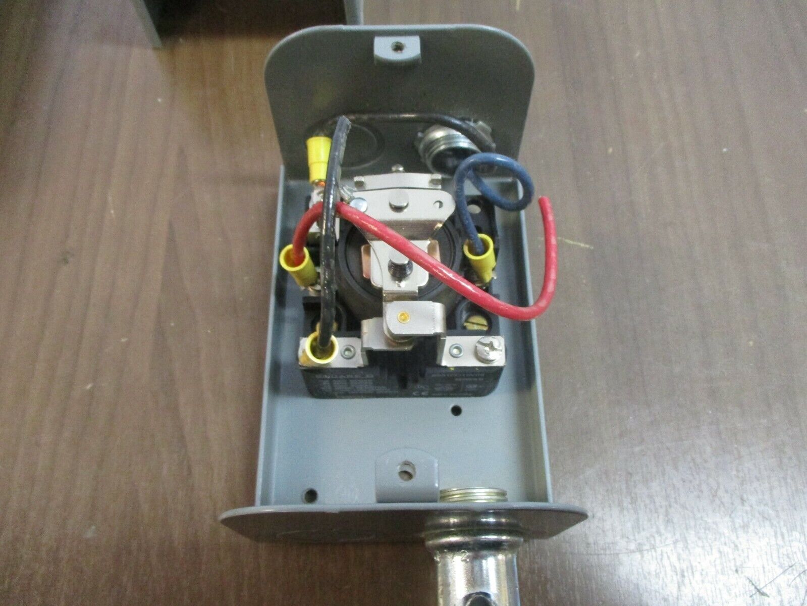 Square D Enclosed Relay 8501C015V08 Ser. D 208V 50/60Hz Type 1 Enclosure Used