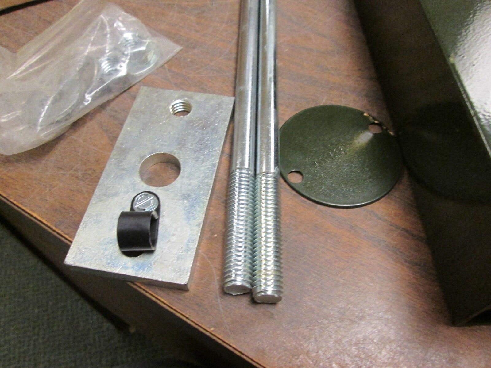 Cooper Lighting Arm VA1056-EN 9" AEM F/SQ Pole ENC New Surplus