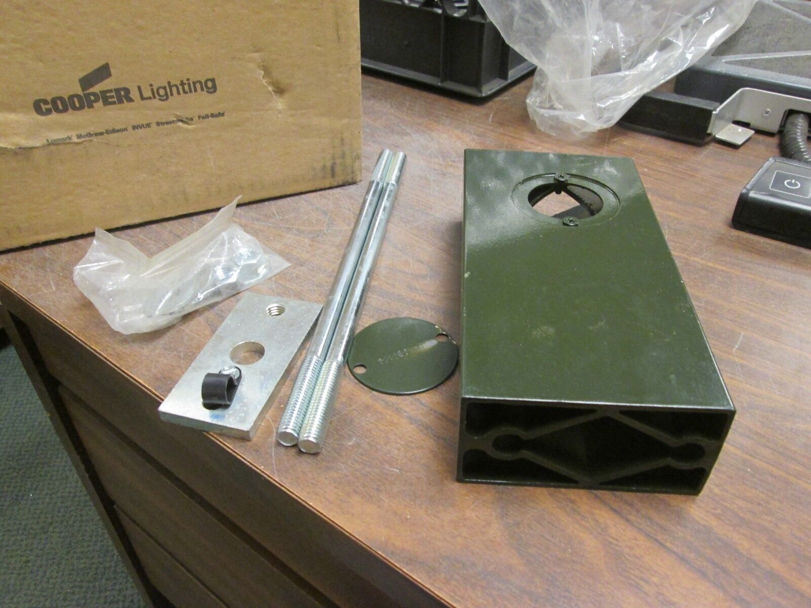 Cooper Lighting Arm VA1056-EN 9" AEM F/SQ Pole ENC New Surplus