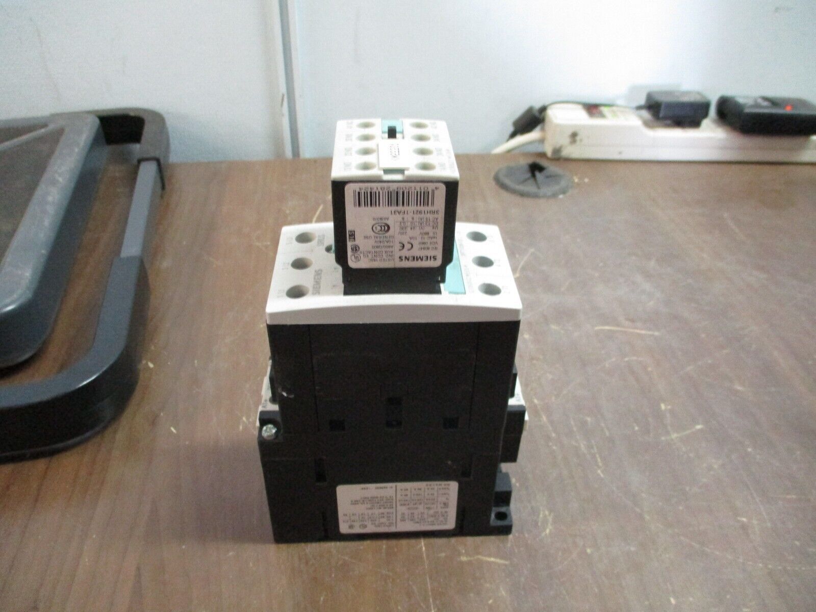 Siemens Sirius Contactor 3RT1036-1B..0 24VDC 50A 600V w/ Aux Contact Block Used