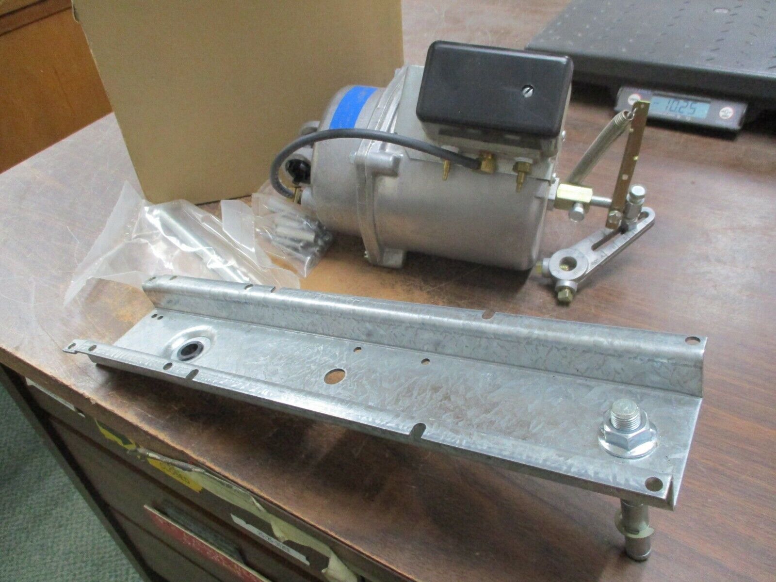 Johnson Controls Damper Actuator D-3153-1 8-13 PSIG Spring Universal Mount