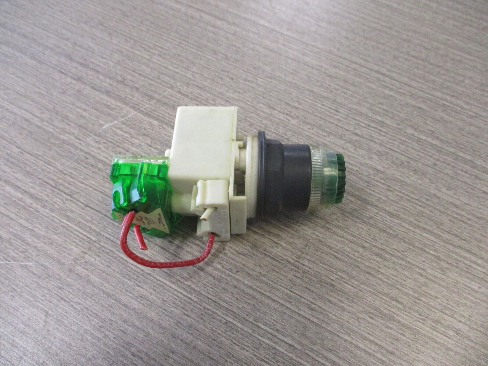 Square D Illuminated Push Button 9001 KM1 Ser. H 110-120V 50-60Hz Green Used