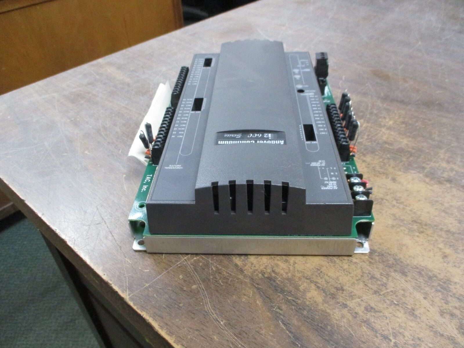Schneider Electric Andover Continuum i2 600 Series Controller I2624 Used