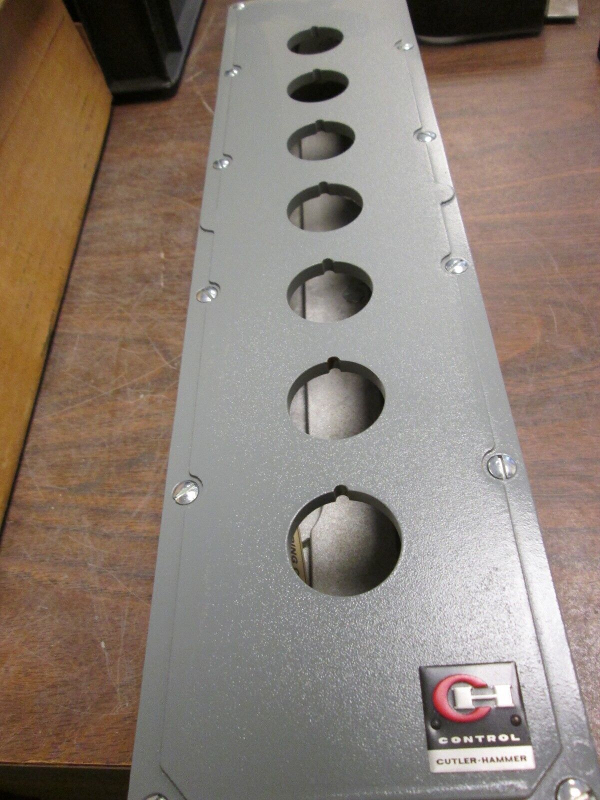 Cutler-Hammer Control Element Enclosure 10250TN7 7 Elements Oiltight New Surplus