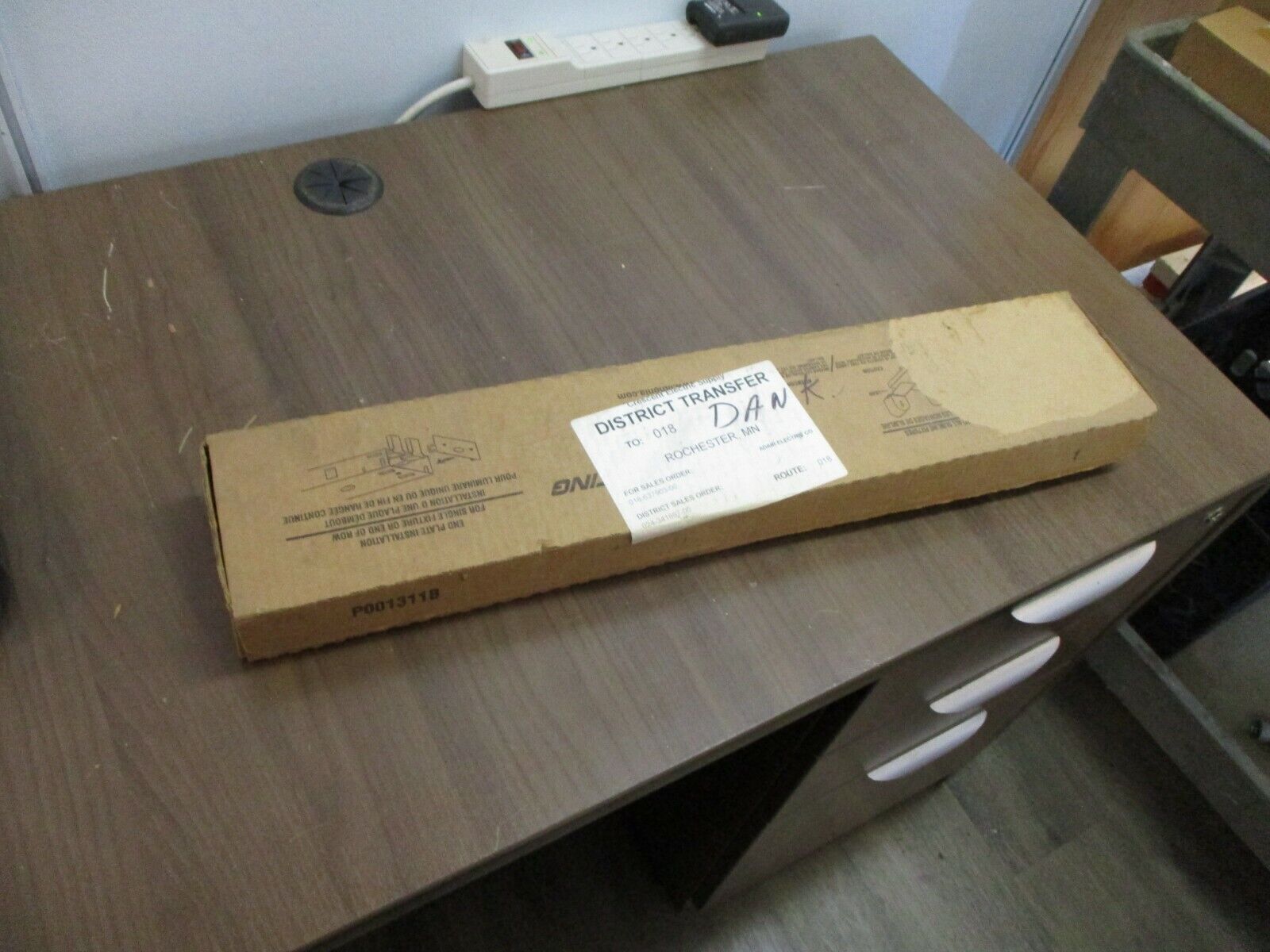 Lithonia Fluorescent Strip Light 4MRU8 2Ft 34W New Surplus