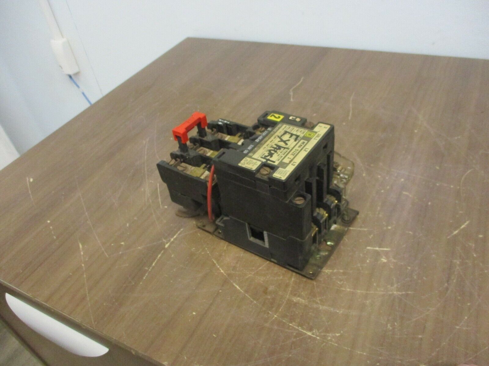 Square D Size 1 Starter 8536SC03S 120V Coil 10HP 600V 50/60Hz w/Aux Contact Used