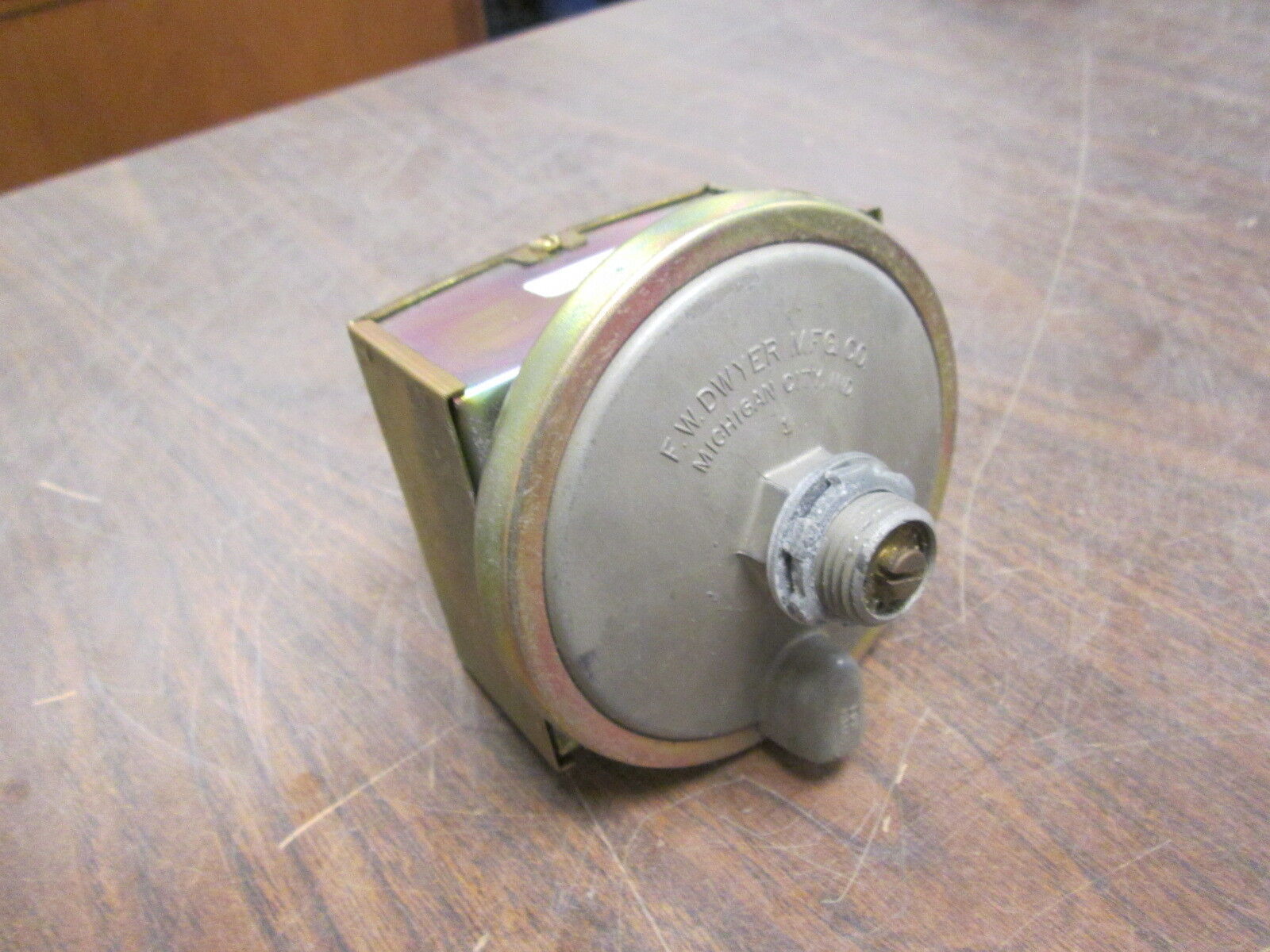 Dwyer Pressure Switch 24-166081-00 Used