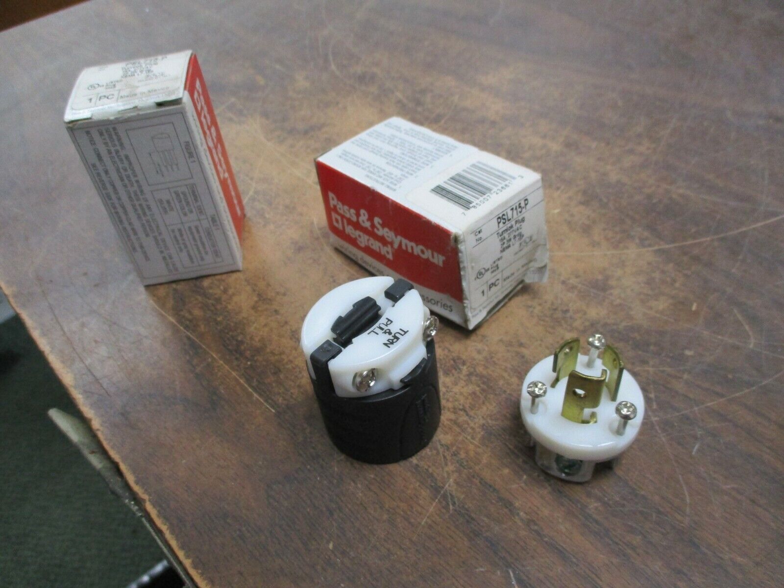 Pass & Seymour Turnlok Plug PSL715-P 15A 277V 2P 3W *Lot of 2* New Surplus