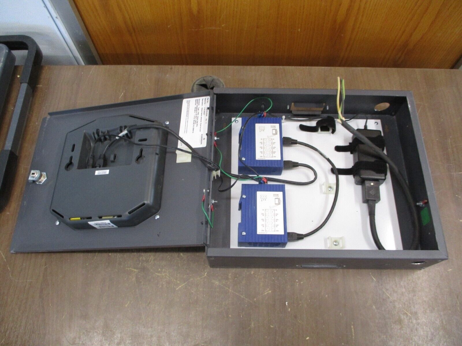 Emerson Liebert Network Switch w/ icom VNSA16-ICOM Rev. 6 16-Port *No Key* Used