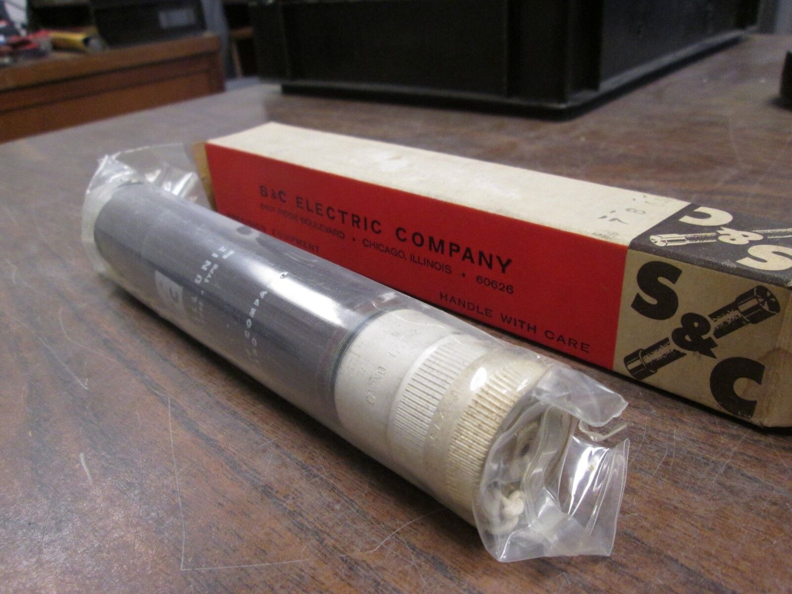 S&C SM-4 Power Fuse Refill Unit 122002-R3 14.4KV 2A New Surplus