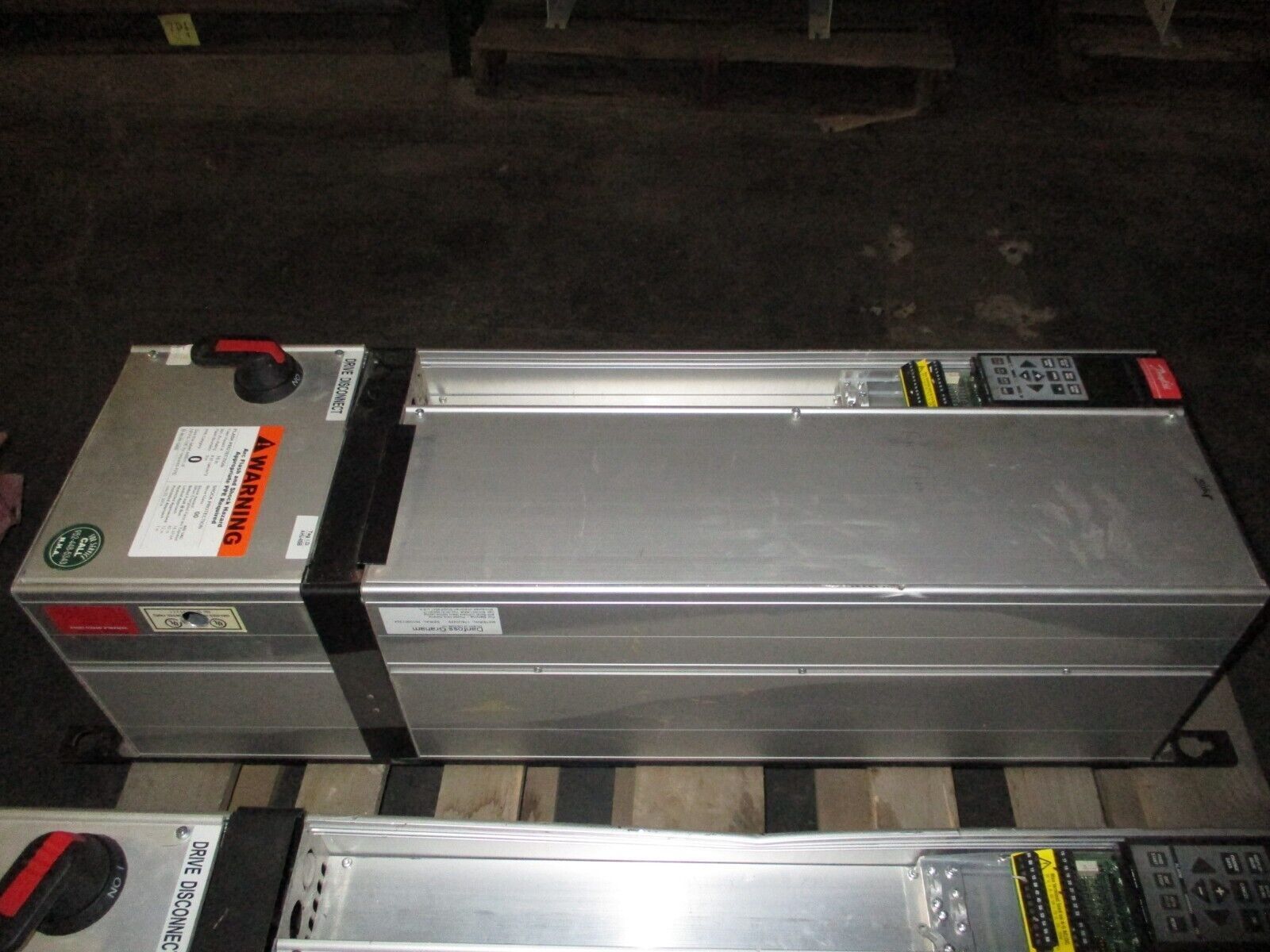 Danfoss VLT 6052 AC Drive w/ Disconnect 175Z7370 50HP 3Ph w/ Keypad Used