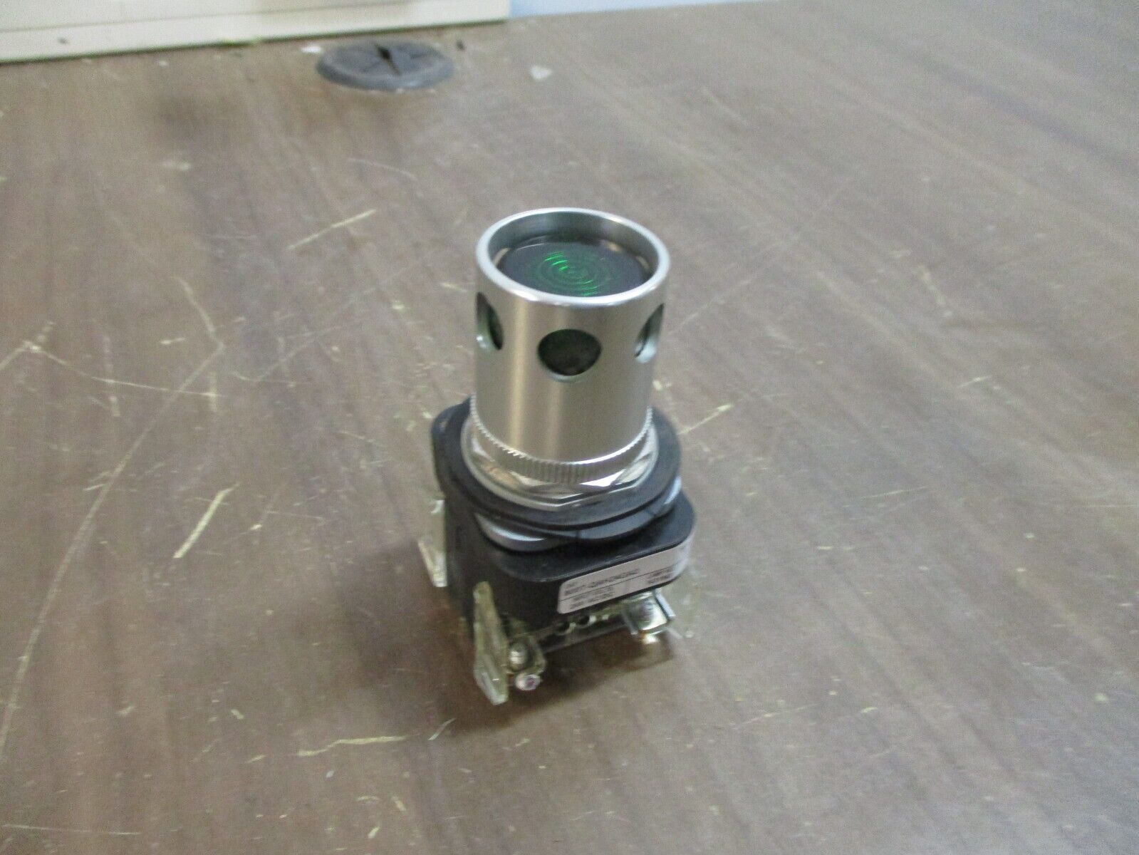 Allen-Bradley Illuminated Push Button 800T-QAH24GA2 Ser. T Type 4, 13 24V Green