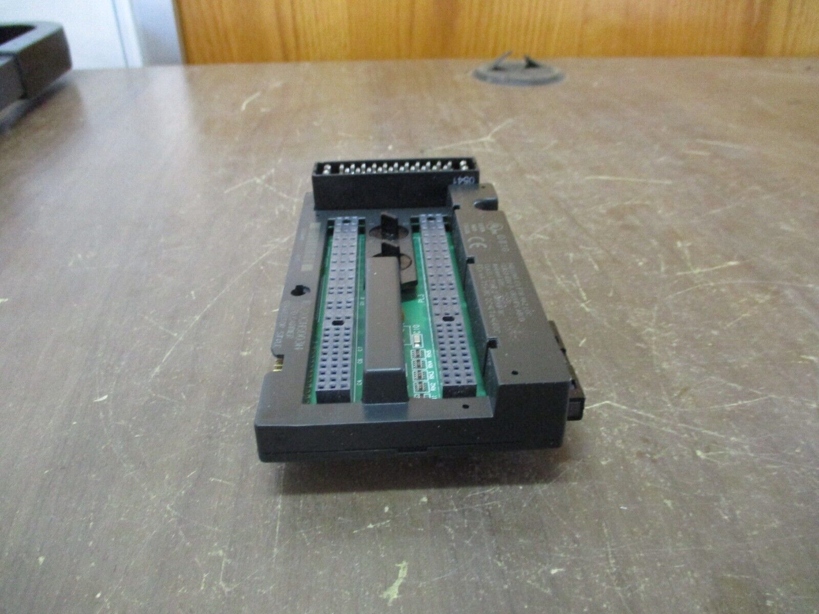 GE VersaMax I/O Carrier IC200CHS003H Connector Style *Broken Base* Used