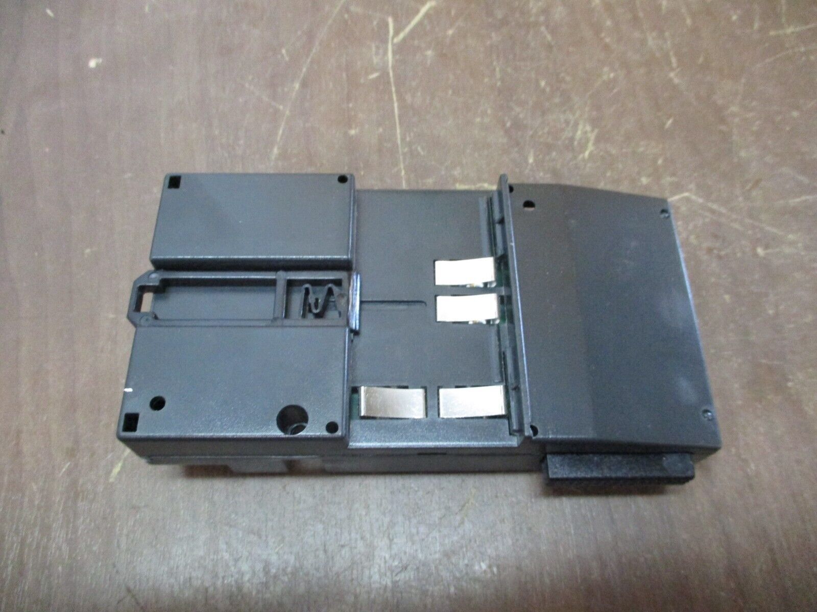 GE VersaMax I/O Carrier IC200CHS003H Connector Style *Broken Base* Used