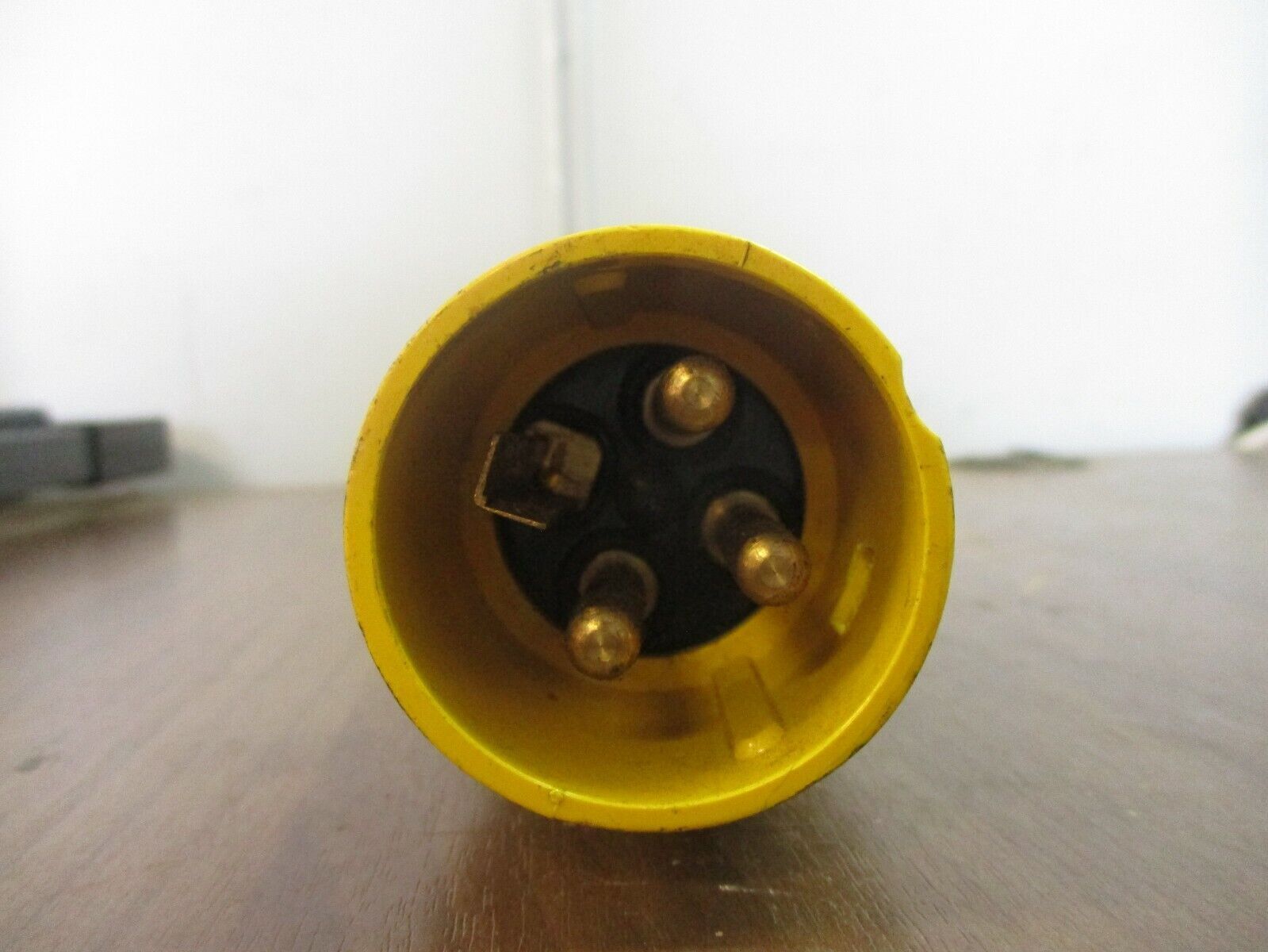 Thomas & Betts Russellstoll Plug 9P54U2T / 1100 50A 250V 3P 4W *Broken Fitting*