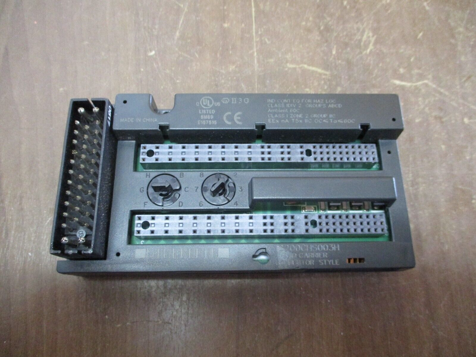 GE VersaMax I/O Carrier IC200CHS003H Connector Style *Cracked Base* Used