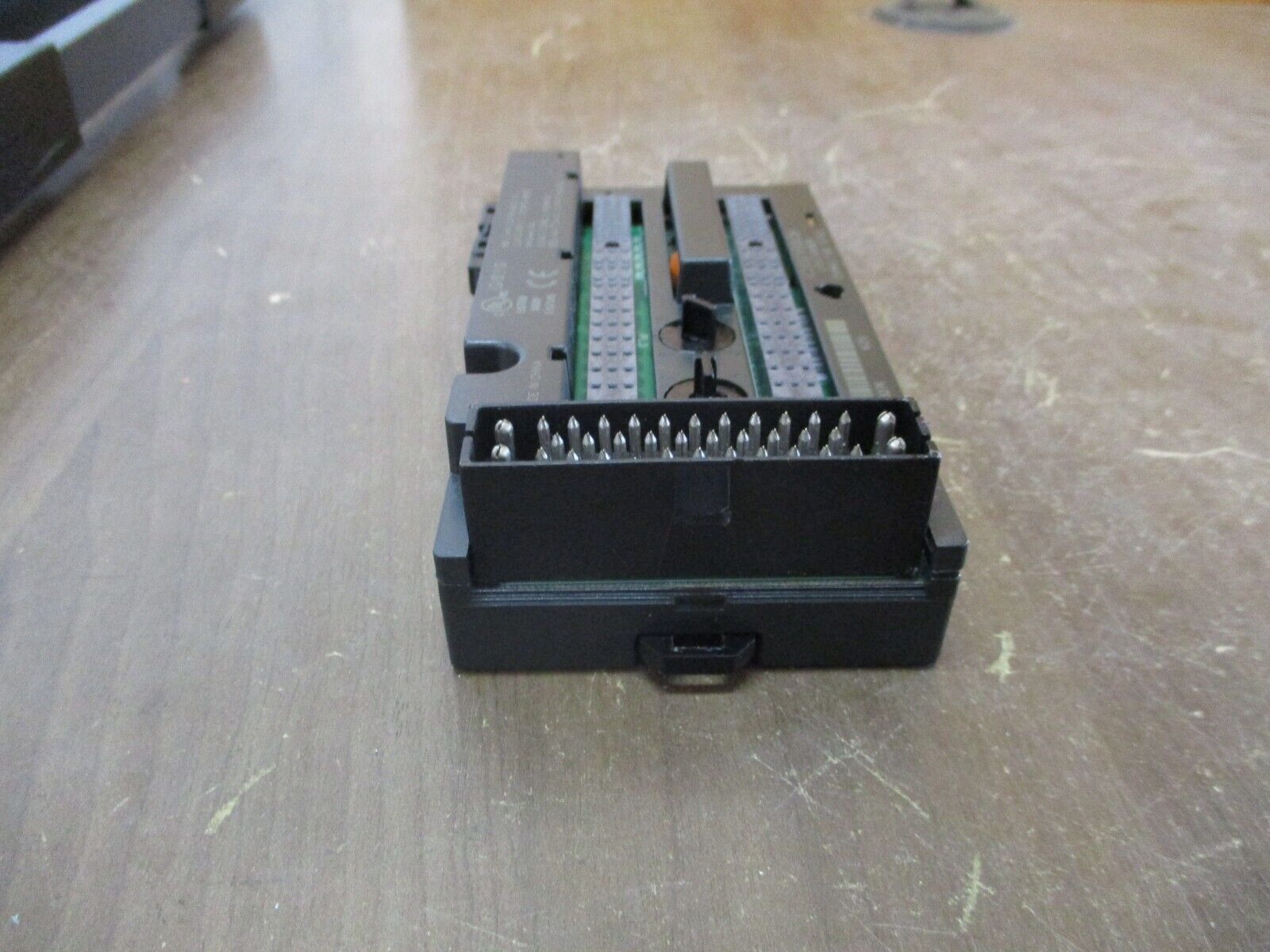 GE VersaMax I/O Carrier IC200CHS003H Connector Style *Cracked Base* Used