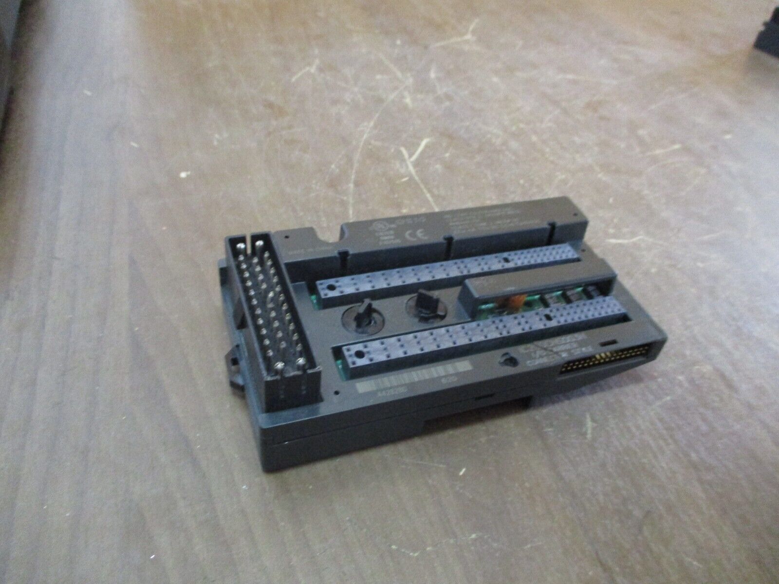 GE VersaMax I/O Carrier IC200CHS003H Connector Style *Cracked Base* Used