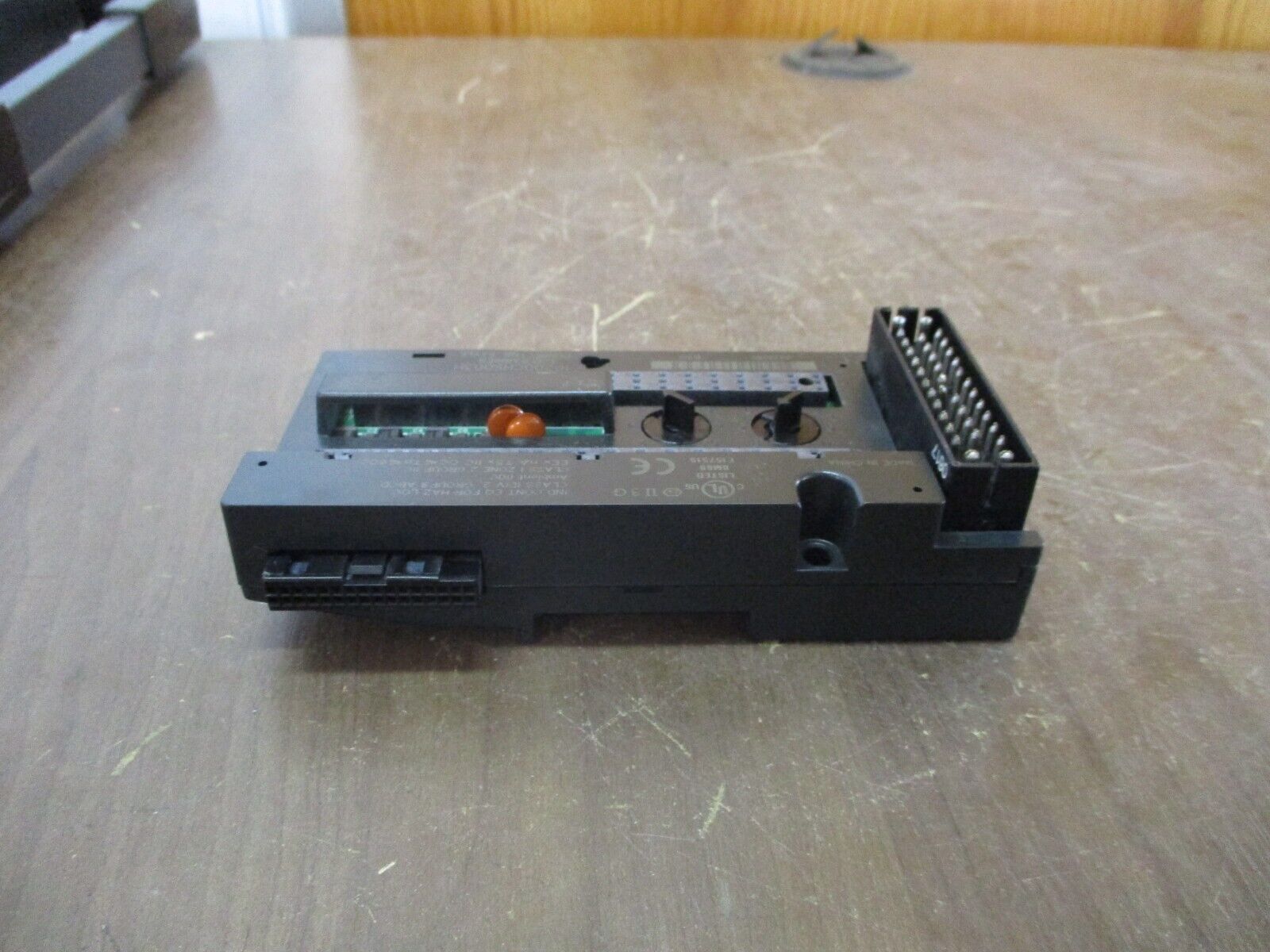 GE VersaMax I/O Carrier IC200CHS003H Connector Style *Cracked Base* Used