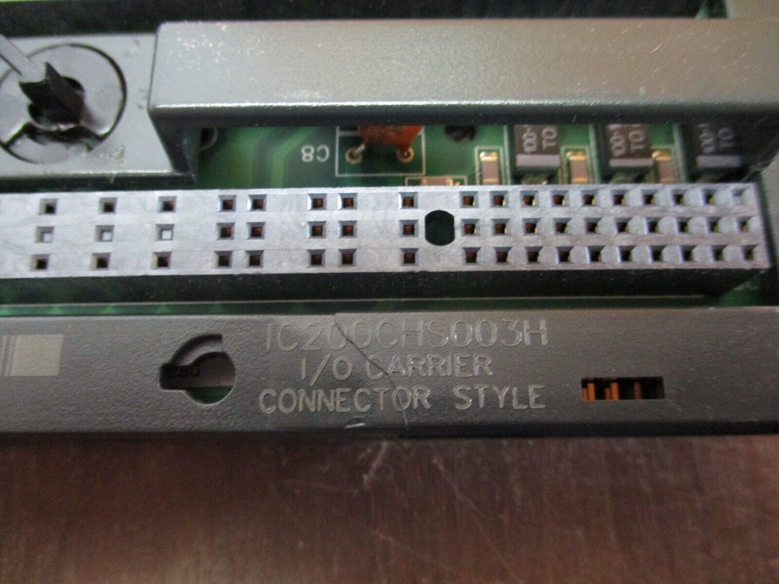 GE VersaMax I/O Carrier IC200CHS003H Connector Style *Cracked Base* Used