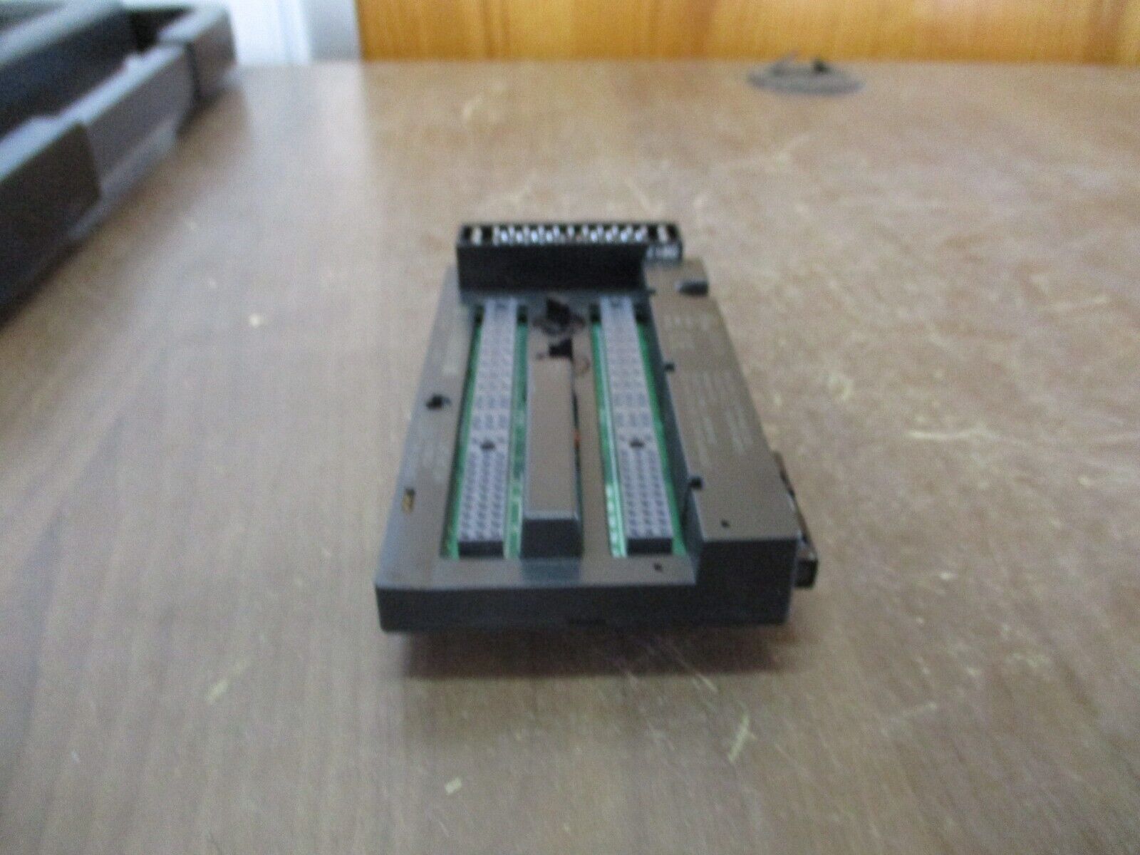 GE VersaMax I/O Carrier IC200CHS003H Connector Style *Cracked Base* Used