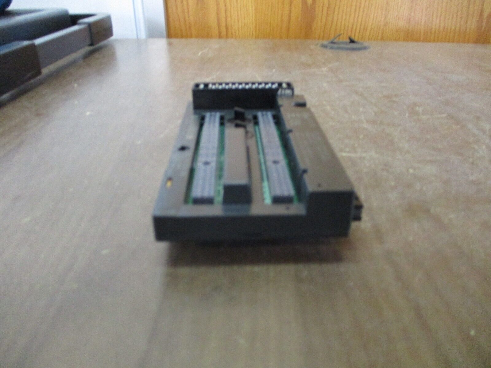 GE VersaMax I/O Carrier IC200CHS003H Connector Style *Cracked Base* Used