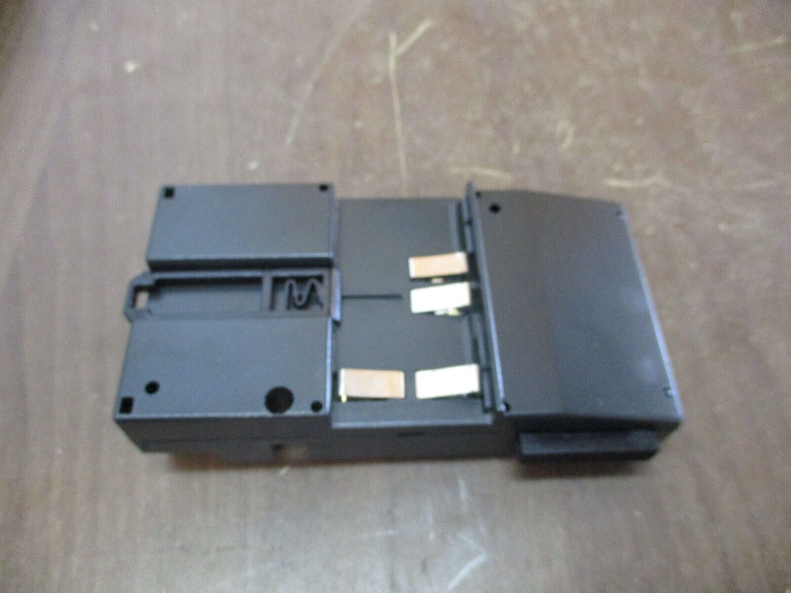 GE VersaMax I/O Carrier IC200CHS003H Connector Style *Cracked Base* Used