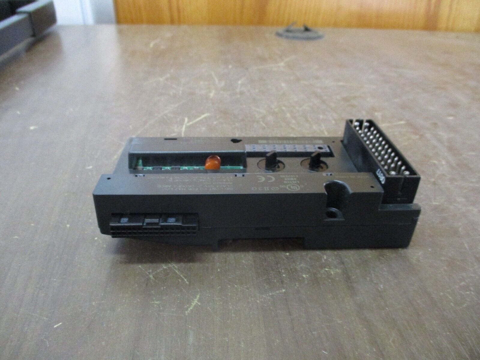 GE VersaMax I/O Carrier IC200CHS003H Connector Style *Cracked Base* Used