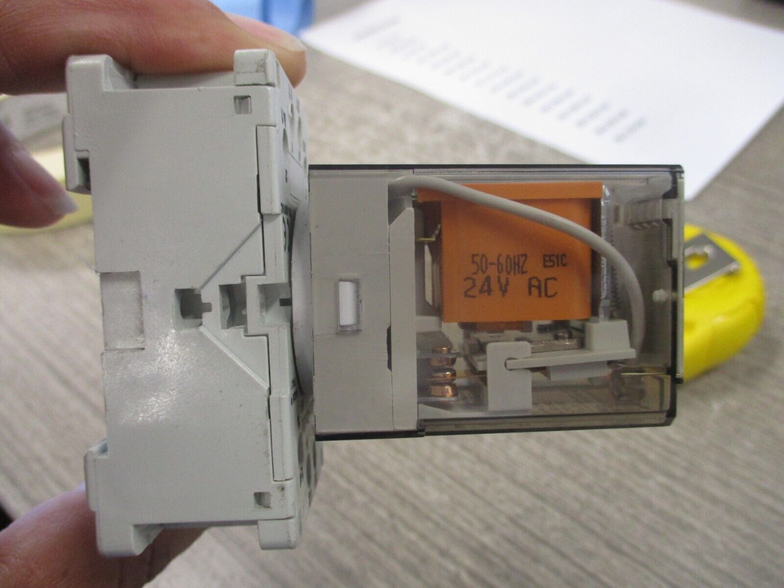 Allen-Bradley Relay W/Base 700-HA32A24 Ser.D 24V Coil Used
