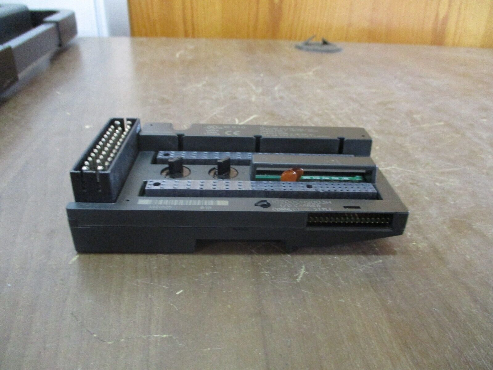 GE VersaMax I/O Carrier IC200CHS003H Connector Style *Cracked Base* Used