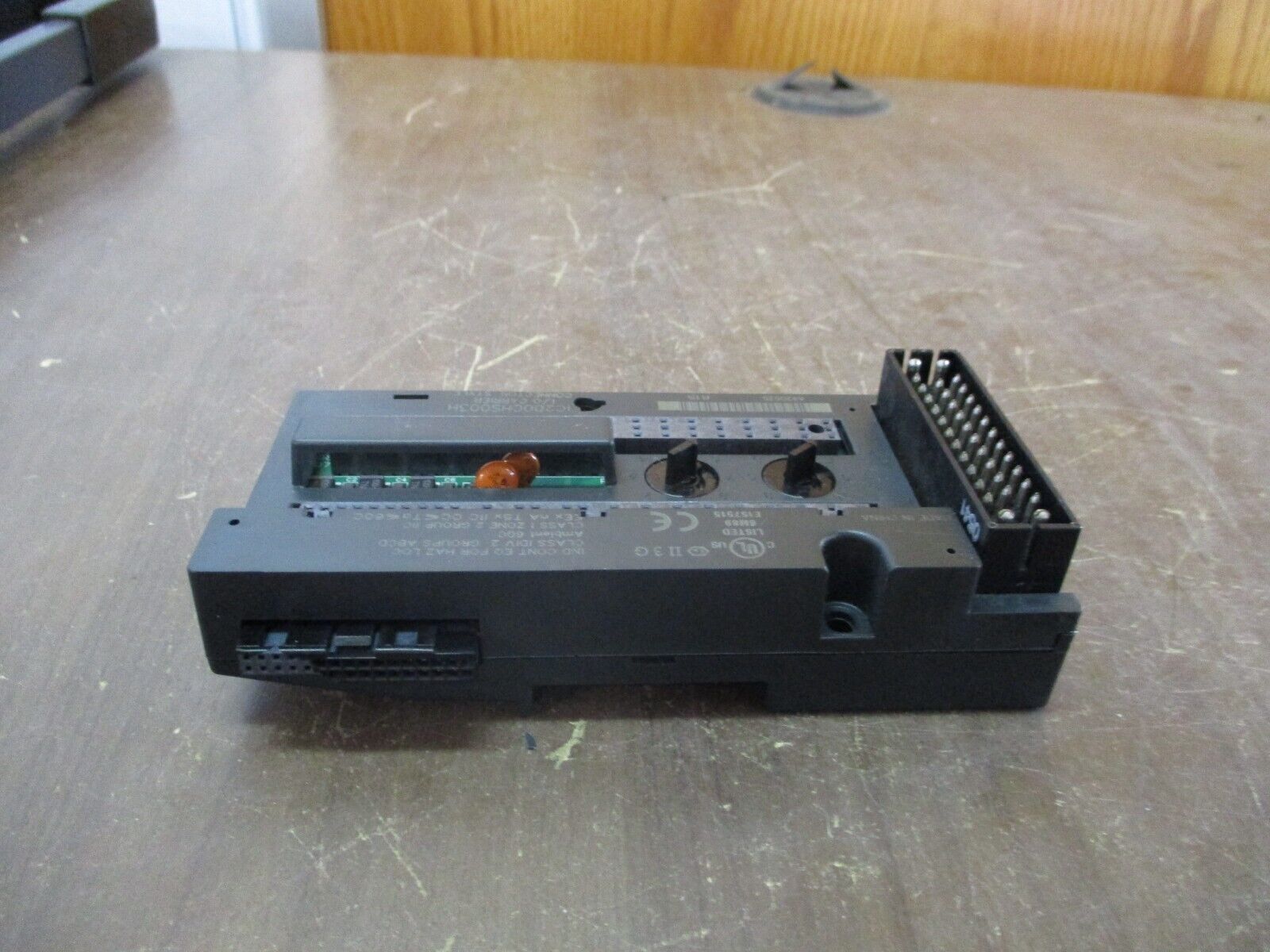 GE VersaMax I/O Carrier IC200CHS003H Connector Style *Cracked Base* Used