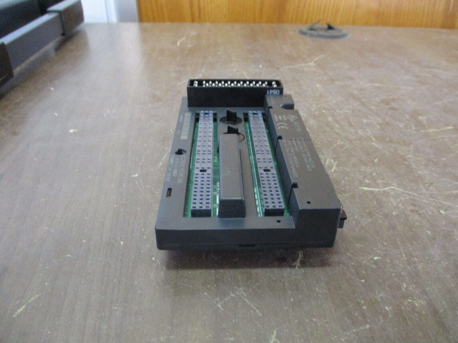 GE VersaMax I/O Carrier IC200CHS003H Connector Style *Cracked Base* Used