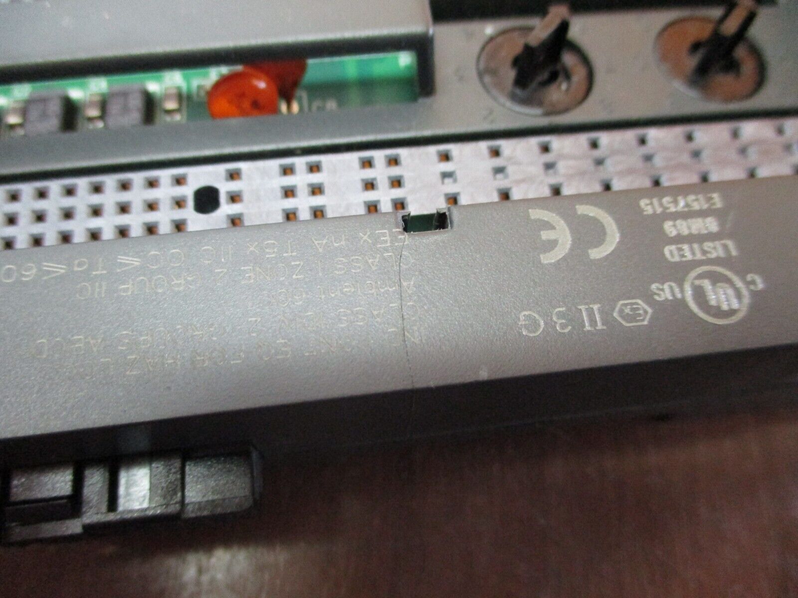 GE VersaMax I/O Carrier IC200CHS003H Connector Style *Cracked Base* Used