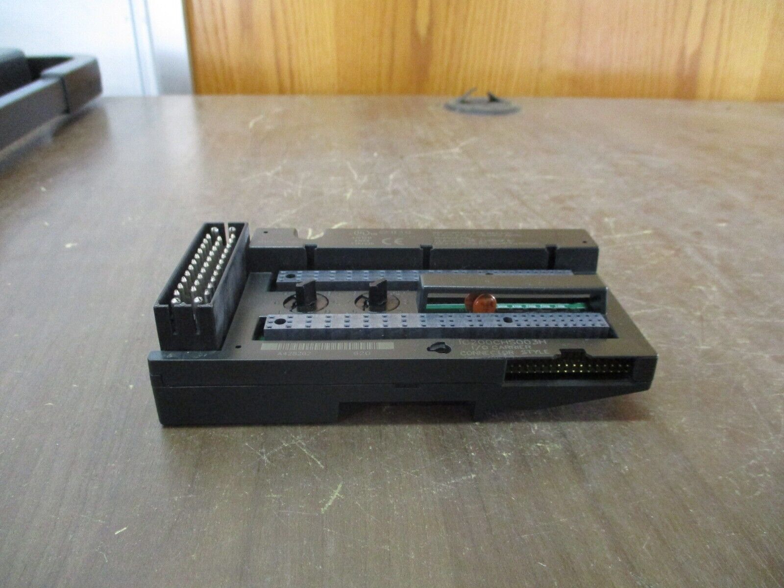 GE VersaMax I/O Carrier IC200CHS003H Connector Style *Cracked Base* Used