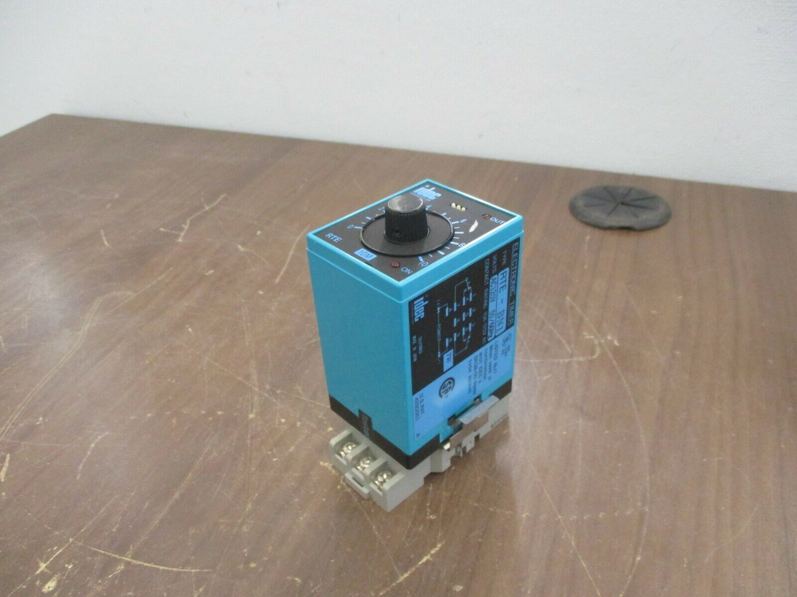 IDEC Electronic Timer RTE-BN1 120V 50/60Hz w/ Base Used