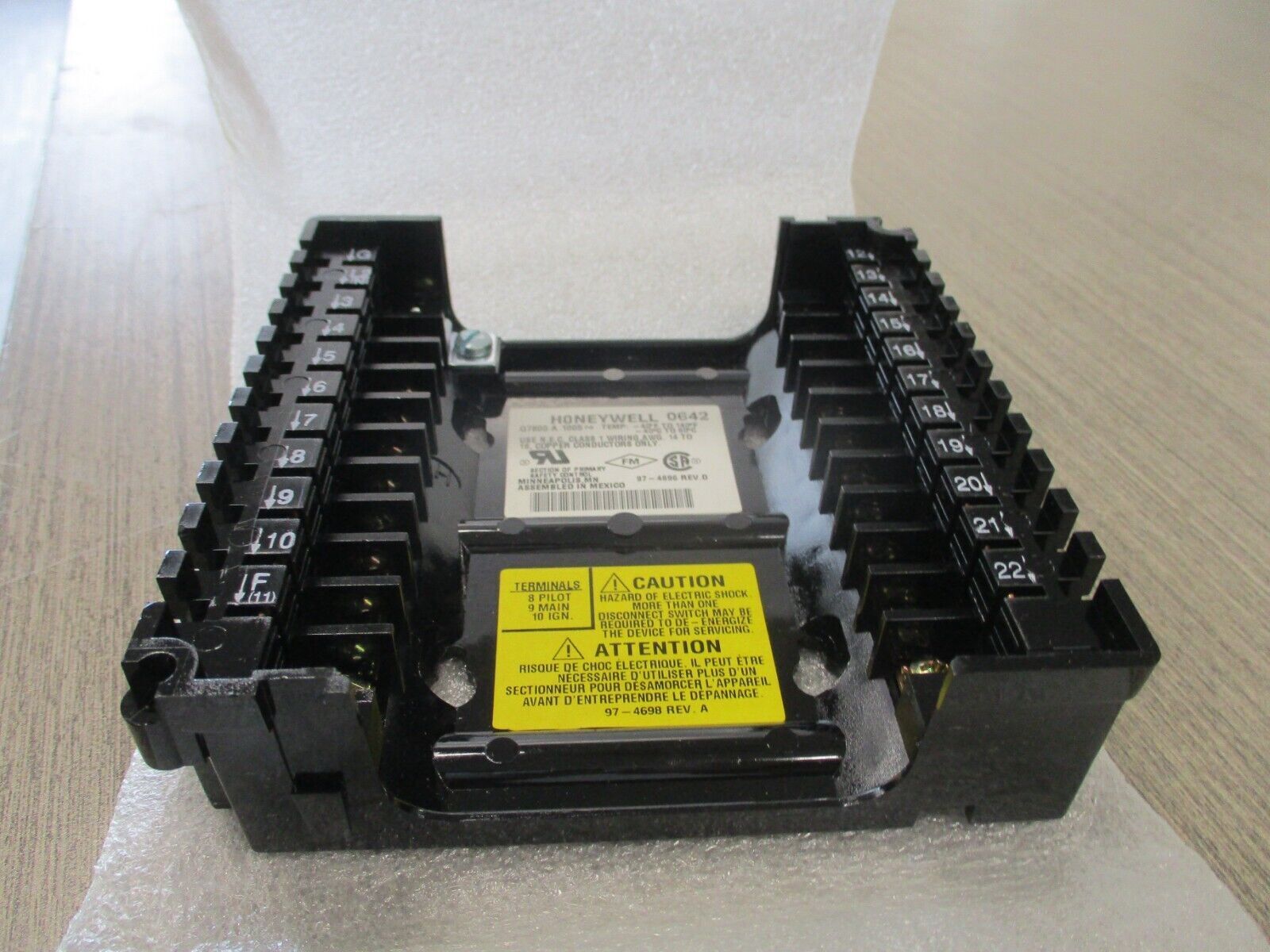 Honeywell Universal Wiring Subbase-Panel Mount Q7800A 1005 New Surplus