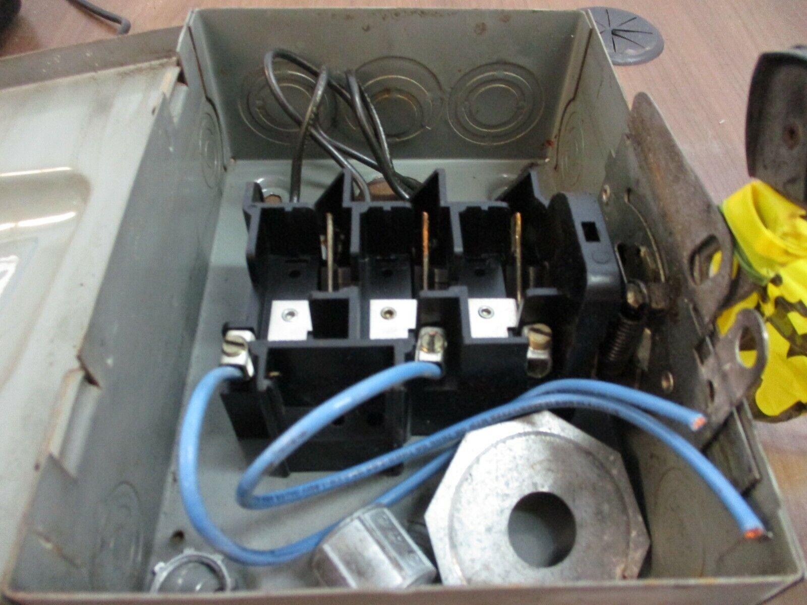 Square D Non-Fusible Safety Switch/Disconnect DU-321 30A 240V Used